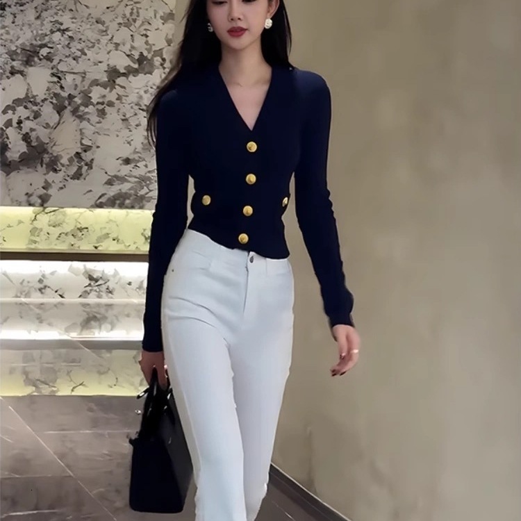 2025 Autumn/Winter New Top Designer Jacket, a French V-neck metal button slim fashion fit top, luxurious knitted sweater cardigan short top