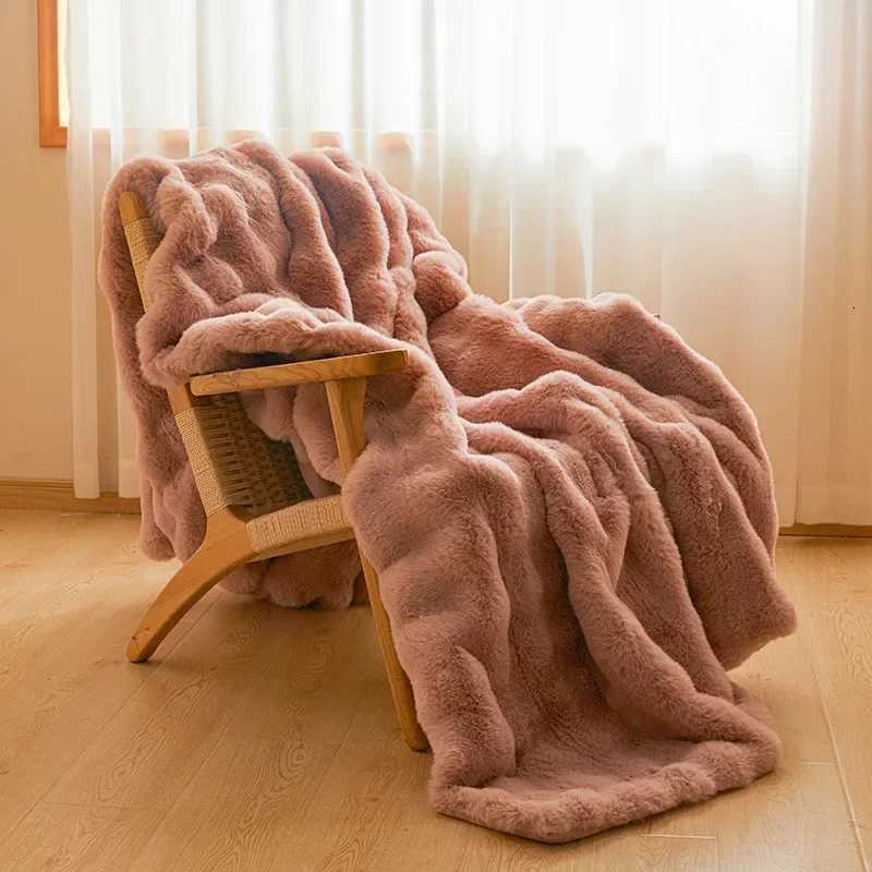 A rabbit fleece blanket quilt winter thickened milk fleece office nap sofa blanket comfortable can be covered at any time C251011