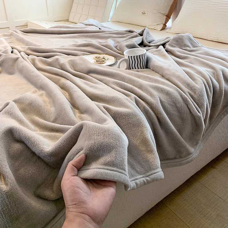Luxury Flannel Travel Blanket for Airplane Lightweight Office Nap Soft Blanket Nonshedding and Colorfast Multipurpose Blankets C251011