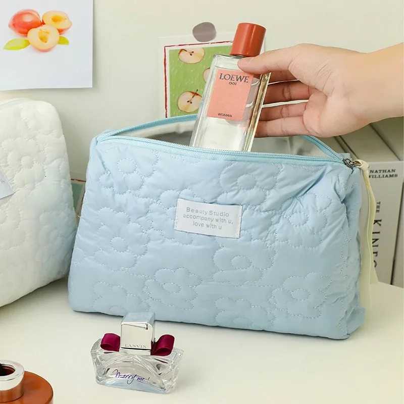 Simple Outdoor Travel Embroidery LargeCapacity Storage Bags Cosmetic Bags Waterproof Portable Storage Bags Travel Makeup Pouch D251011