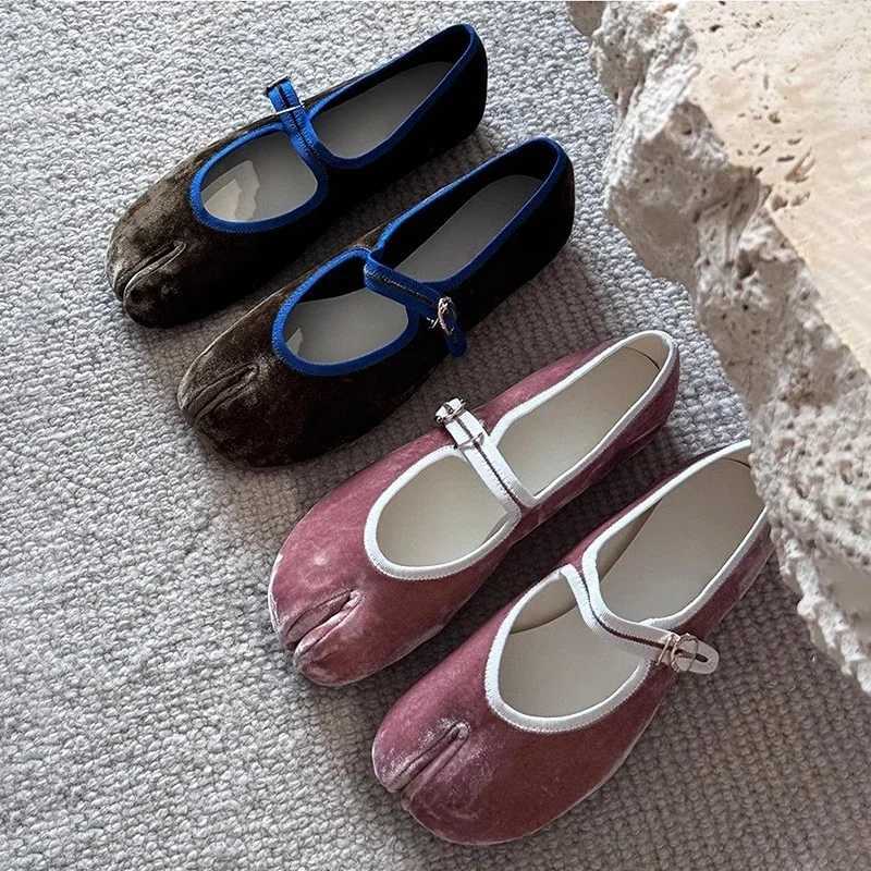 Tabi SplitToe Ballet Flats Shoes Women Spring Autumn Velvet Buckle Strap Mary Jane Elegant Flannel Soft Ladies Loafers lolitaXJ251011