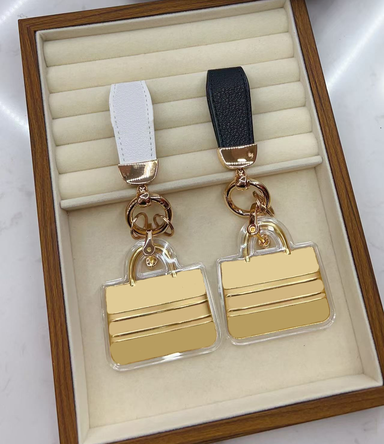 Keychains Lanyards Designer key luxury Bag Charm Women Key Metal leather Fashion Bag charm chains Man Woman high-quality Car Key Holder - Perfect Christmas Gift for