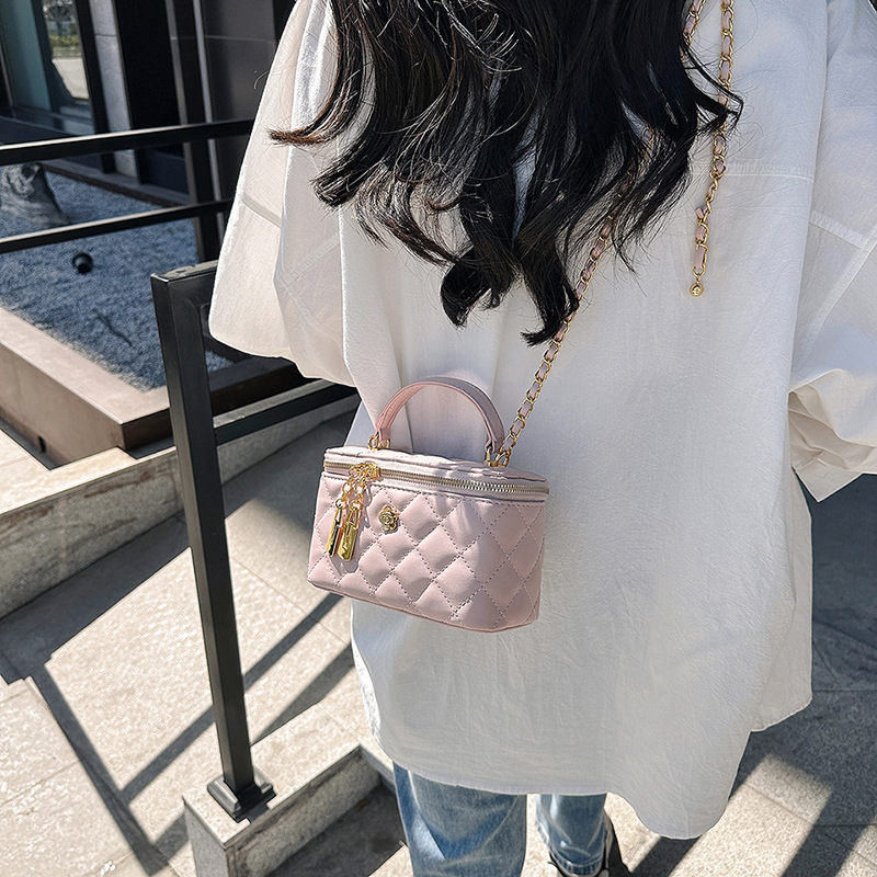 hot Free delivery designer shoulder bag Fashionable and minimalist solid color handbag for daily commuting