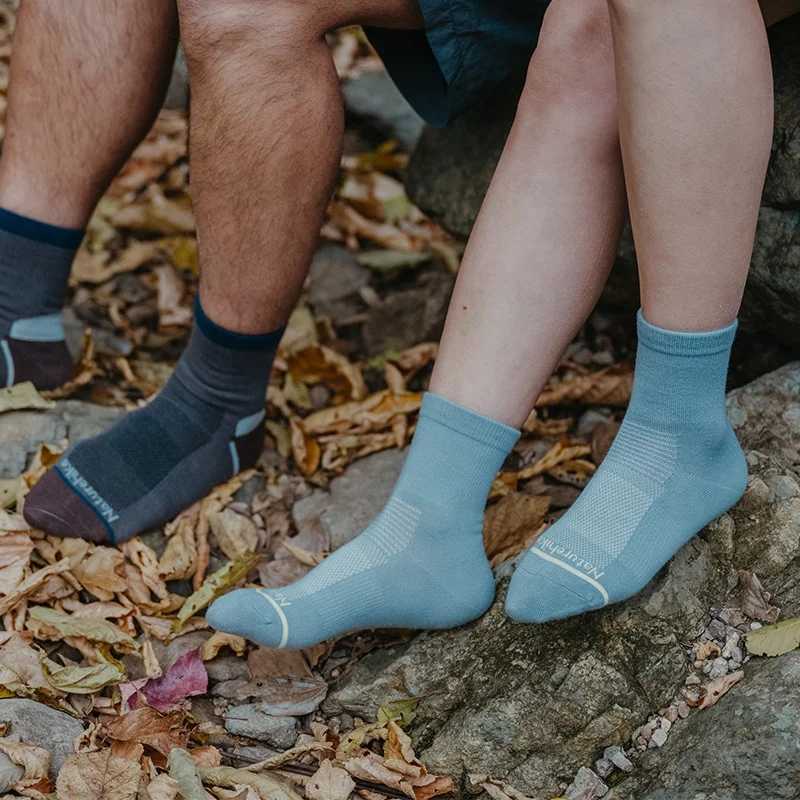 Naturehike Coolmax Quickdrying Mens Womens Sports Socks Professional Midtube Outdoor Mountaineering Hiking Breathable SocksW251011