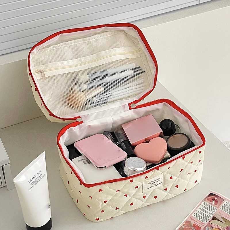 Luxurious Fresh Red Quilted Cosmetic Hand Bag Large Capacity for Traveling and Makeup Storage D251011