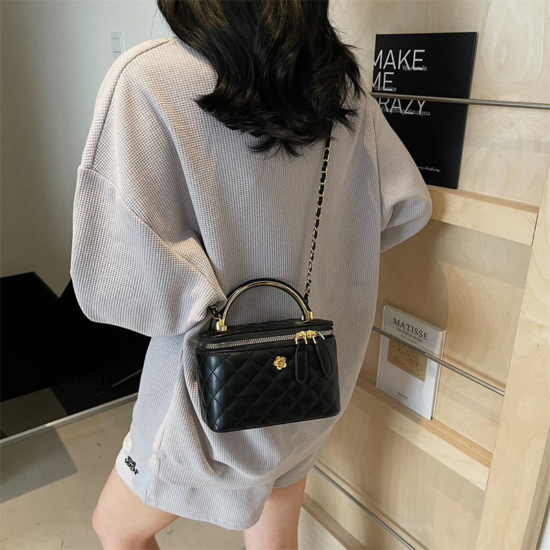 Free delivery designer shoulder bag Fashionable casual handbag practical for commuting in the workplace