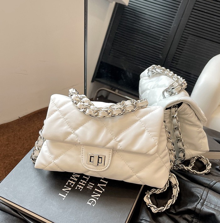 hot Free delivery designer shoulder bag Solid color fashionable handbag with lively design and casual vitality