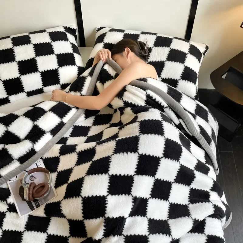 Plush Warm Winter Blanket A Grade Plaid Coral Fleece Soft Thick Bed Blankets for Sofa Single Double Couple Furry Bedspread Y251011