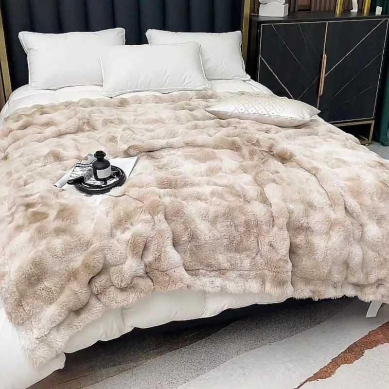 2025 Tuscan Rabbit Fur DoubleLayer Blanket HighEnd Velvet Gradient Warm Luxurious Sofa Blanket for Cozy Comfort C251011