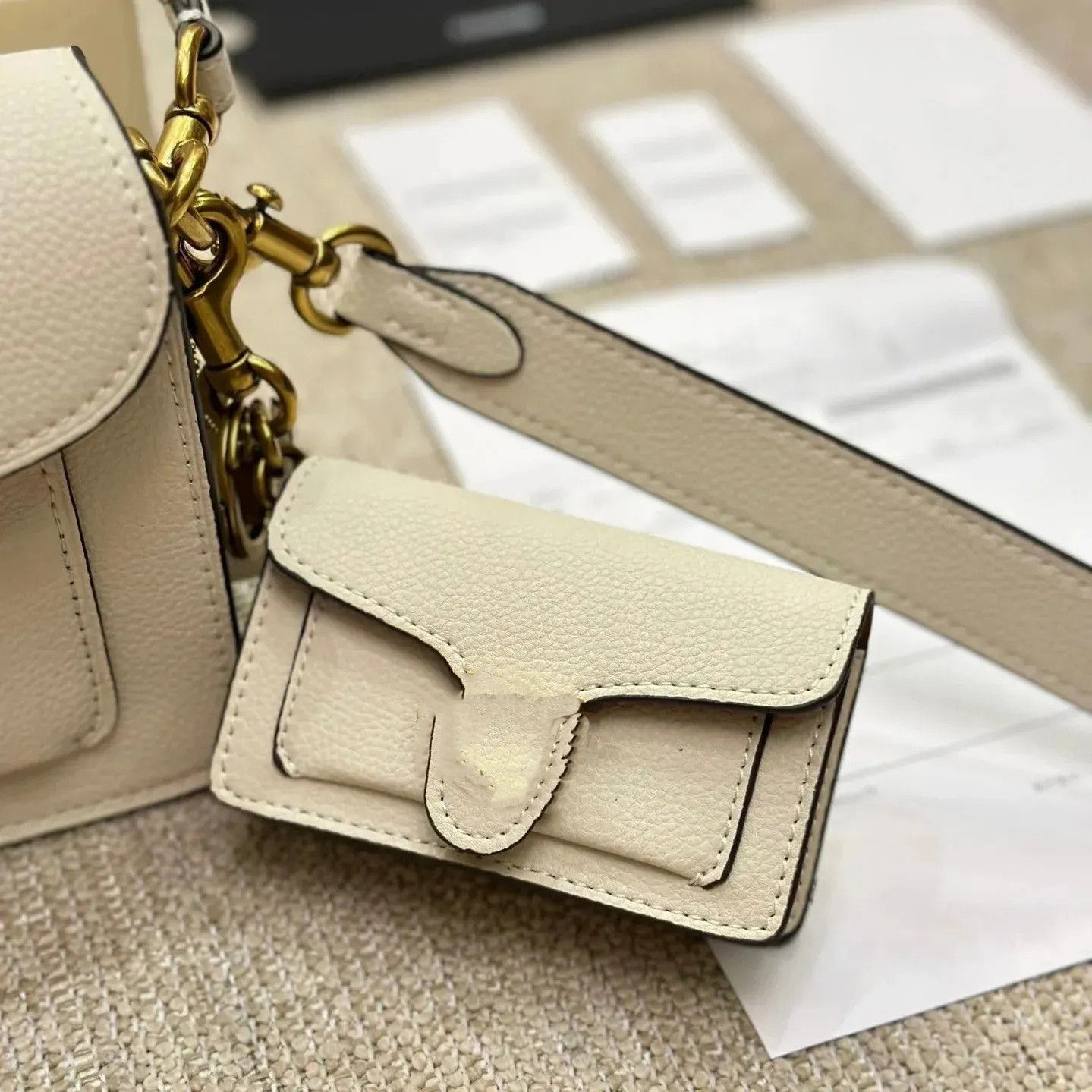 TABBY Co CH Pendant Desigenr Keychains Bag Charm for Women Mens Leather Keychain Letter Lanyards Luxury Airpods Case Pendants Coin Purse Accessories Gifts