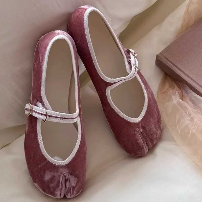 Tabi SplitToe Ballet Flats Shoes Women Spring Autumn Velvet Buckle Strap Mary Jane Elegant Flannel Soft Ladies Loafers lolitaXJ251011