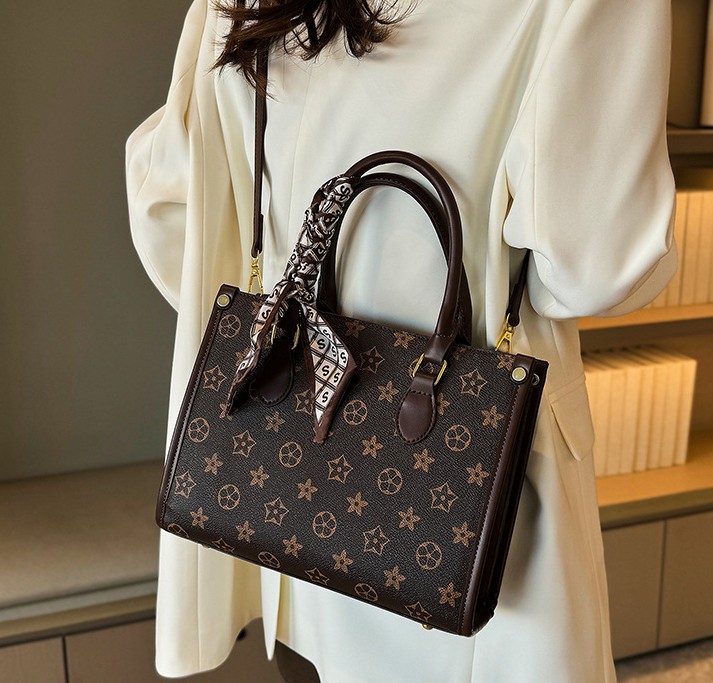 Free delivery designer shoulder bag Fashionable and comfortable handbag with simple color matching design casual