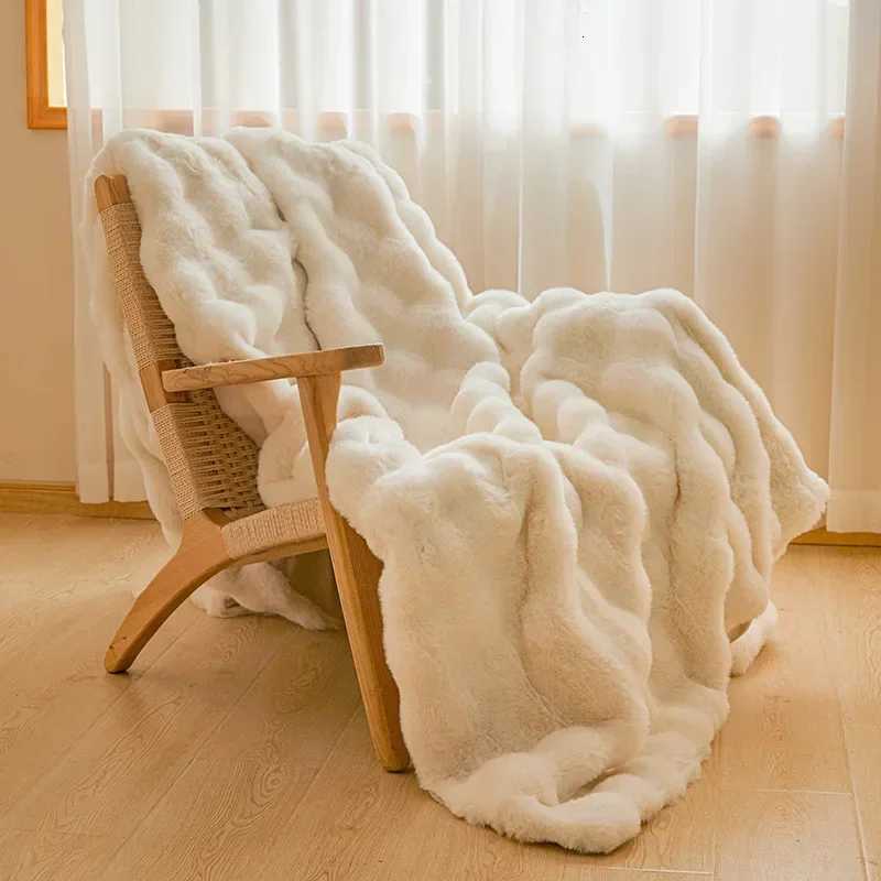 A rabbit fleece blanket quilt winter thickened milk fleece office nap sofa blanket comfortable can be covered at any time C251011