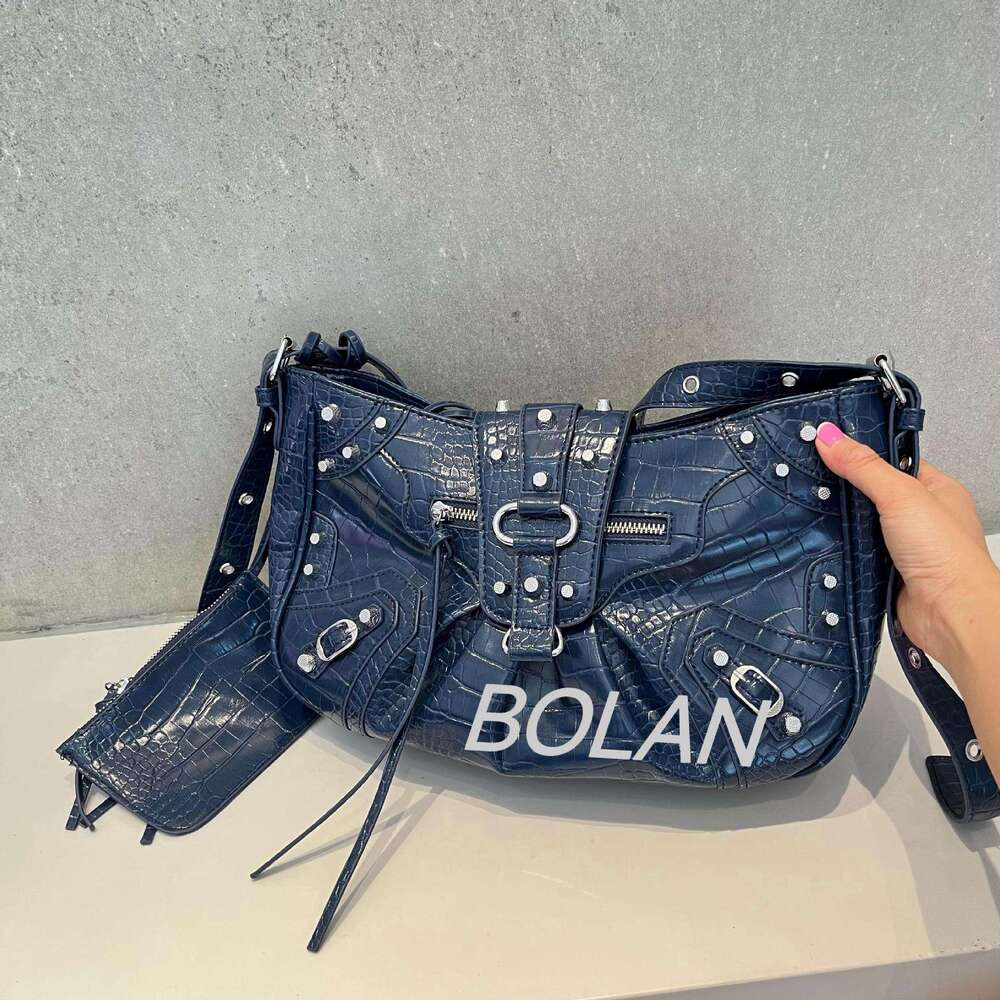 Designer Bag Tote Bag Shoulder Bag Crocodile Pattern Large Capacity Commuter Tote Bag With Rivets Single Shoulder Underarm Crossbody