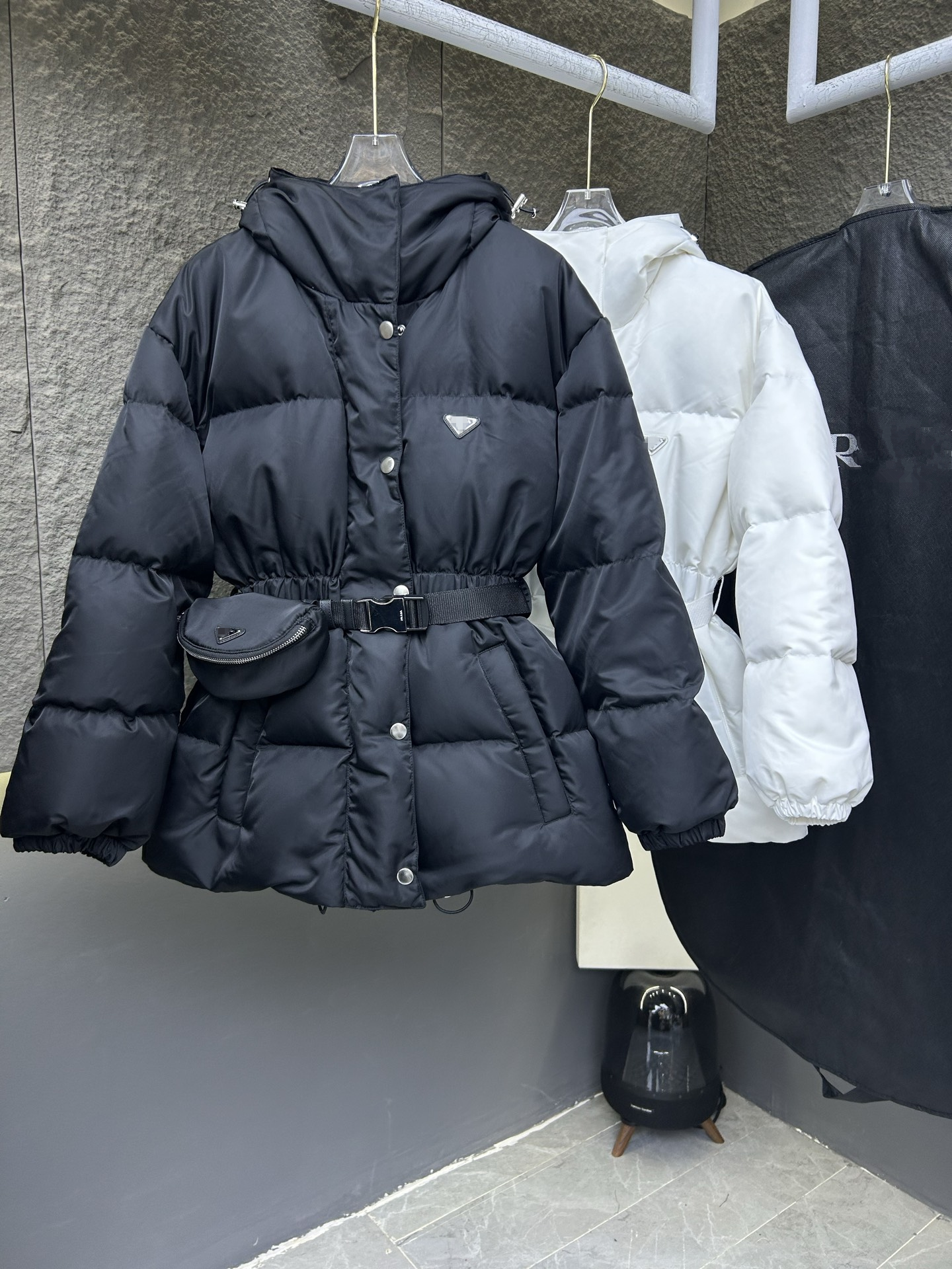 Ski Suit Women Designer Down Jacket Womens Fur Coat Retro Warm Jackets Thickened Classic Short Style Outfit Windbreaker Pocket Outsize Coat D18