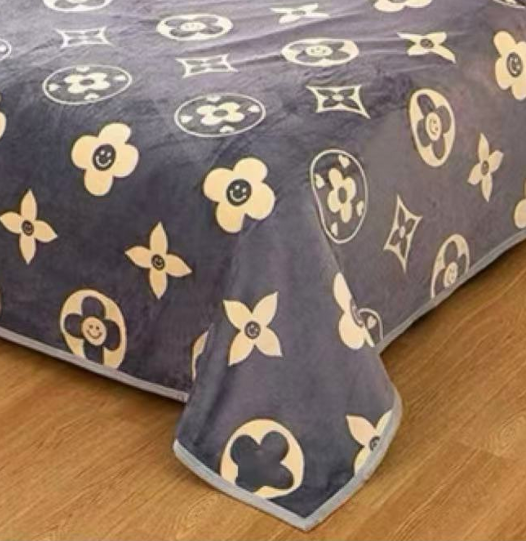 Designer Blanket Luxury Brand Skin-friendly and Comfortable Throw Lightweight Nap Blanket with Geometry Pattern for Office /Bedroom /Travel /Gift Full