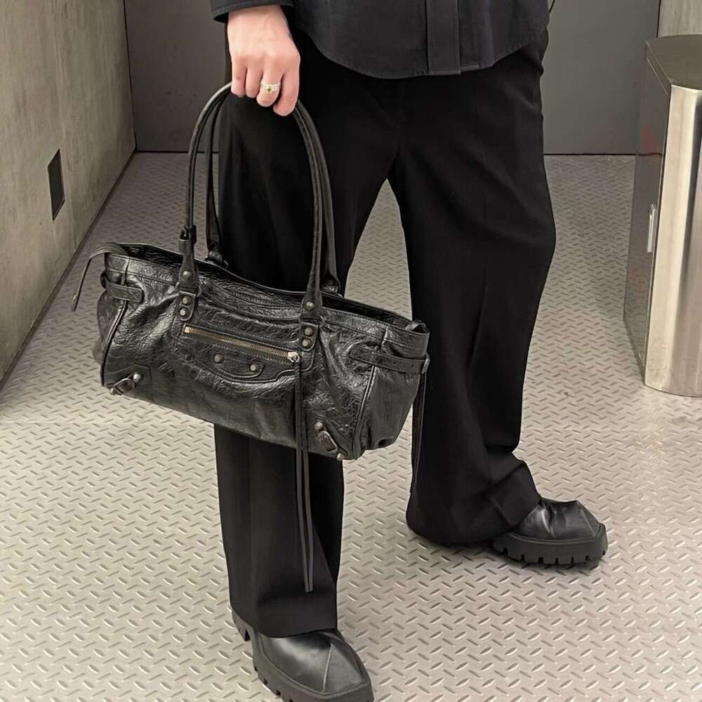 Designer Bag Tote Bag Shoulder Bag Autumn Winter New Single Shoulder Rivet Motorcycle Hot Girl Commuter Underarm Bag Large Capacity