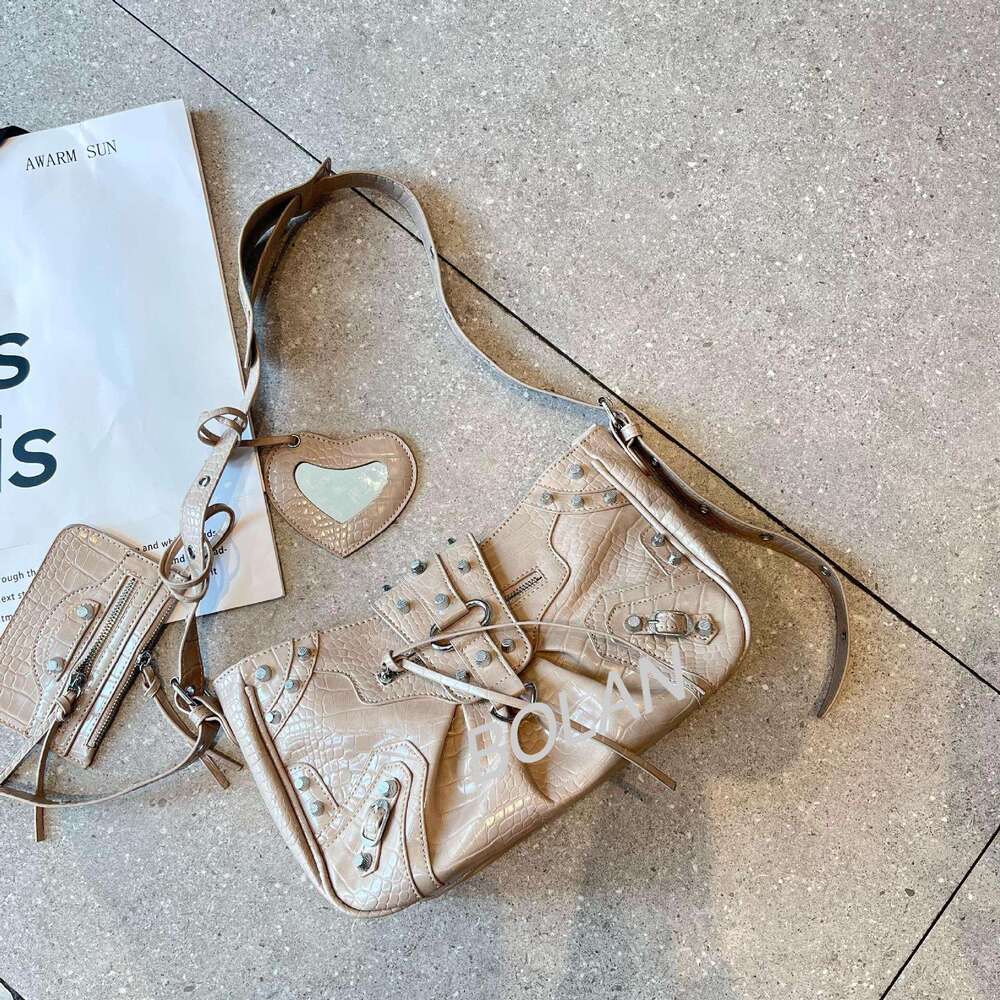 Designer Bag Tote Bag Shoulder Bag Crocodile Pattern Large Capacity Commuter Tote Bag With Rivets Single Shoulder Underarm Crossbody