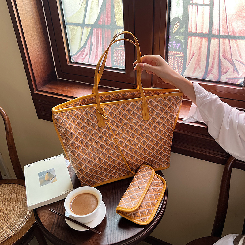 Luxury Mother and Child Large Capacity Handbag 2025 SpringSummer Retro Fashion Shoulder Casual Designer Commuter Womens Bag 2piece Set