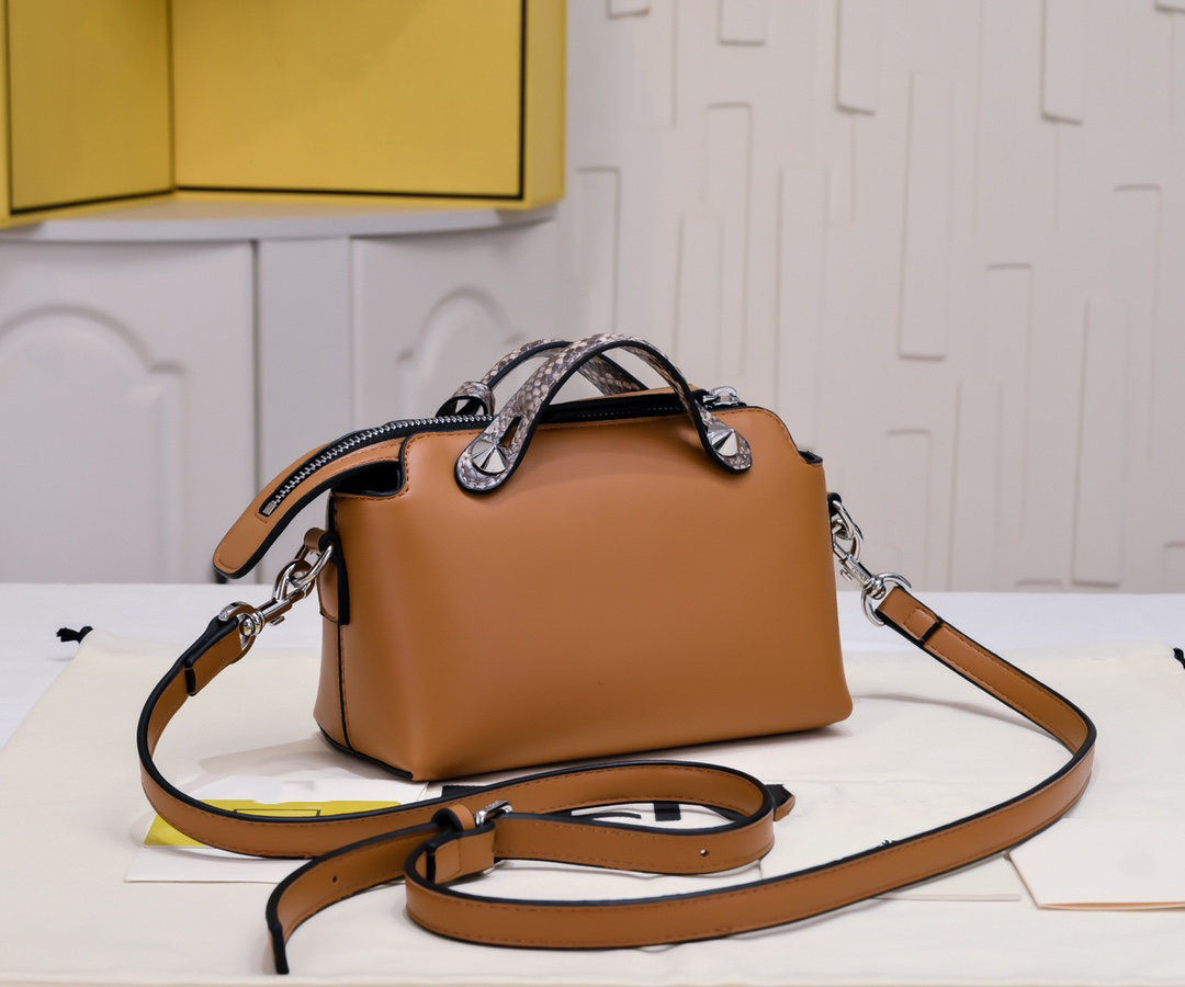 Purse Shoulder Crossbody Designer 2025 Ladies Flap Fashion Handbag Square Leather Black Chain Mini High Quality Armpit Bag