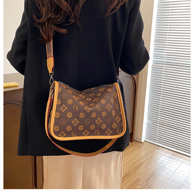 fashion Women New Vintage Printed Diagonal Popular Burst Wide Shoulder Strap Small Square Bag Under The Armpit Tide