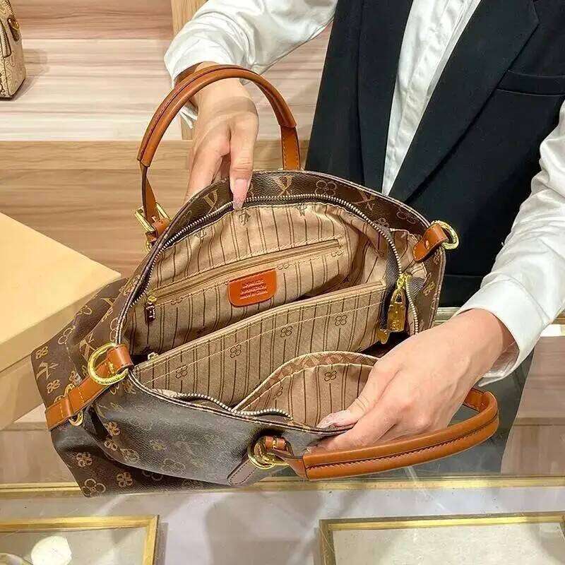 Designer bag for Ladies 2025 High-End Designer Fashionable Retro Handbag Shoulder bag Large Capacity Crossbody Tote Bag