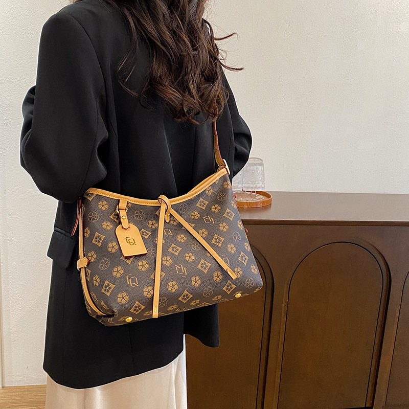 hot Free shipping designer bags for womens Shoulder Ladies fashionable commuting shoulder bag casual