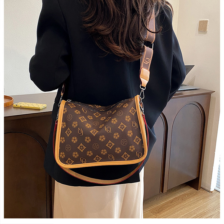 fashion Women New Vintage Printed Diagonal Popular Burst Wide Shoulder Strap Small Square Bag Under The Armpit Tide