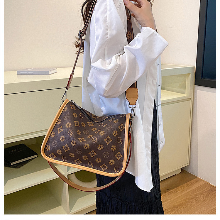 fashion Women New Vintage Printed Diagonal Popular Burst Wide Shoulder Strap Small Square Bag Under The Armpit Tide