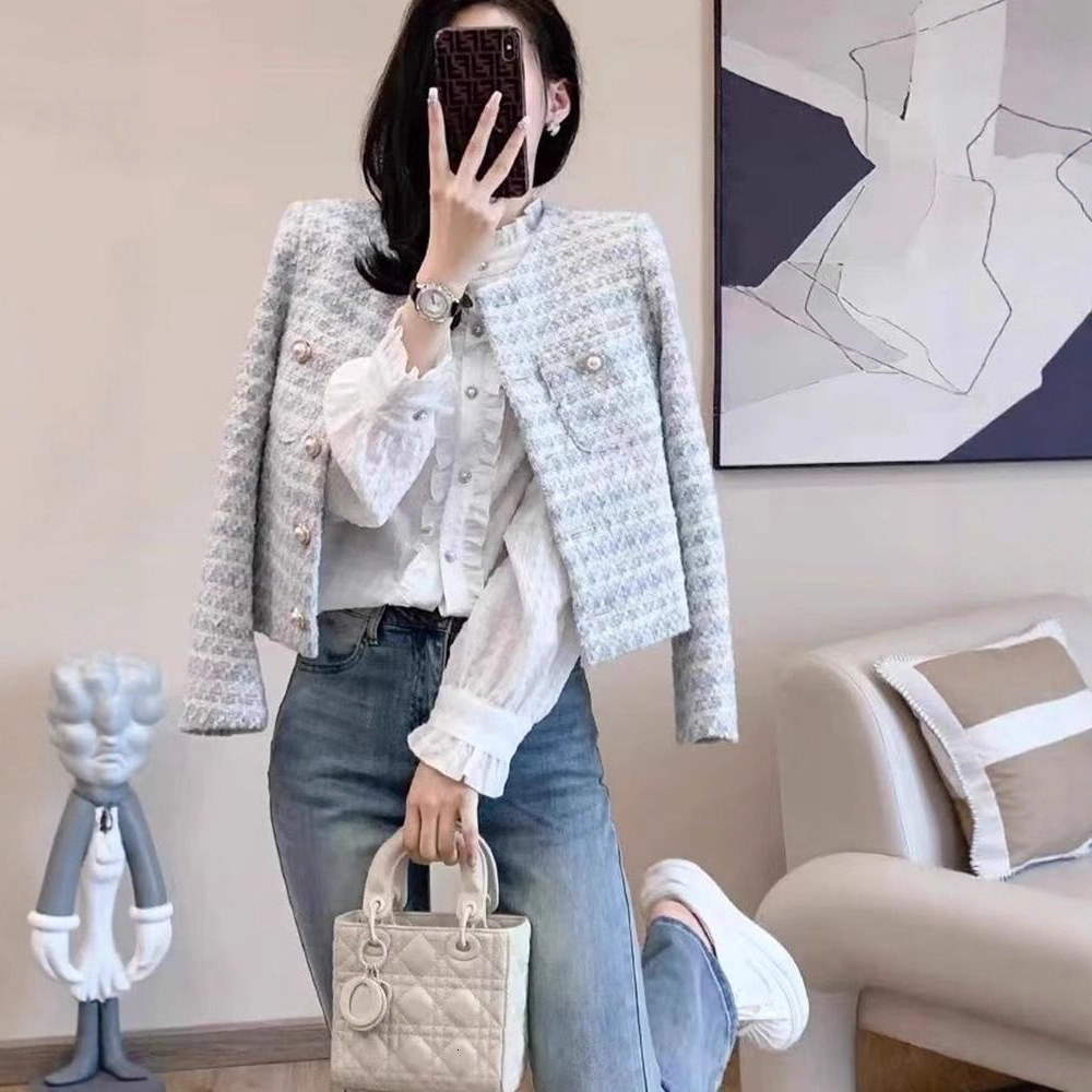 2025 Autumn/Winter design New Women's Short Top Designer Jacket Winter Luxury French Slimming Round Neck Multi functional Social Style Pearl Butt