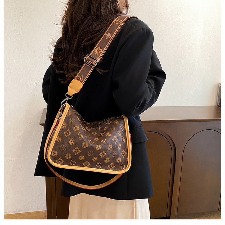 fashion Women New Vintage Printed Diagonal Popular Burst Wide Shoulder Strap Small Square Bag Under The Armpit Tide