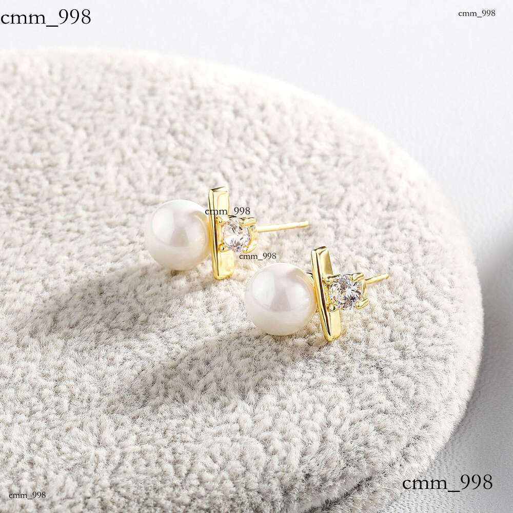 Trendy French Romantic Pearl Zircon Earrings with Sier Needle High-end Design for Women