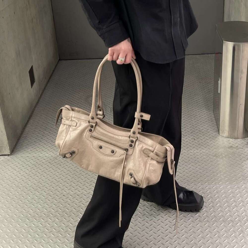 Designer Bag Tote Bag Shoulder Bag Autumn Winter New Single Shoulder Rivet Motorcycle Hot Girl Commuter Underarm Bag Large Capacity