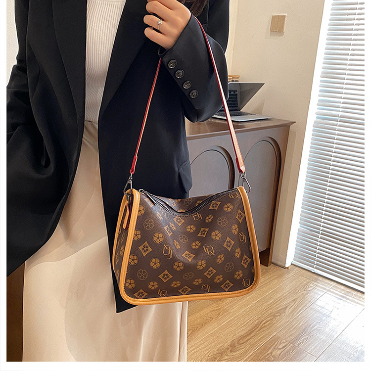 fashion Women New Vintage Printed Diagonal Popular Burst Wide Shoulder Strap Small Square Bag Under The Armpit Tide