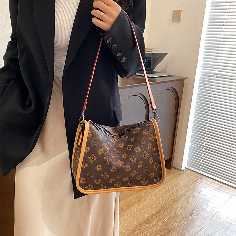 fashion Women New Vintage Printed Diagonal Popular Burst Wide Shoulder Strap Small Square Bag Under The Armpit Tide