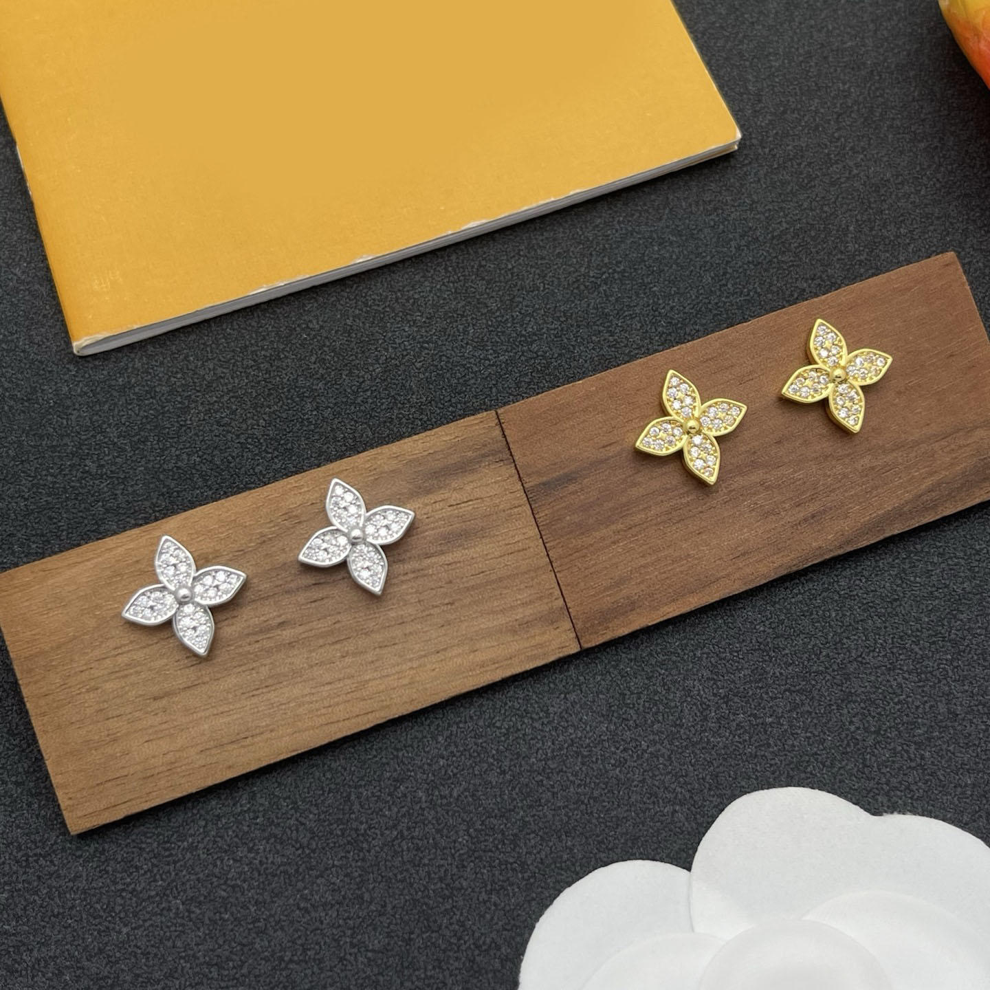 Designer Earrings Luxury Crystal Clover Charm Earrings Gold Silver Plated Stud Earrings For Women Men Wedding Party Diamond Flower Fashion Jewelry Christmas Gift