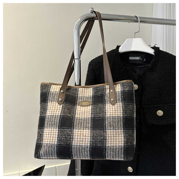 Niche Tote Bag for Women 2023 New Plaid Shoulder Bag Versatile Bag Trendy Plaid Underarm Bag H251013