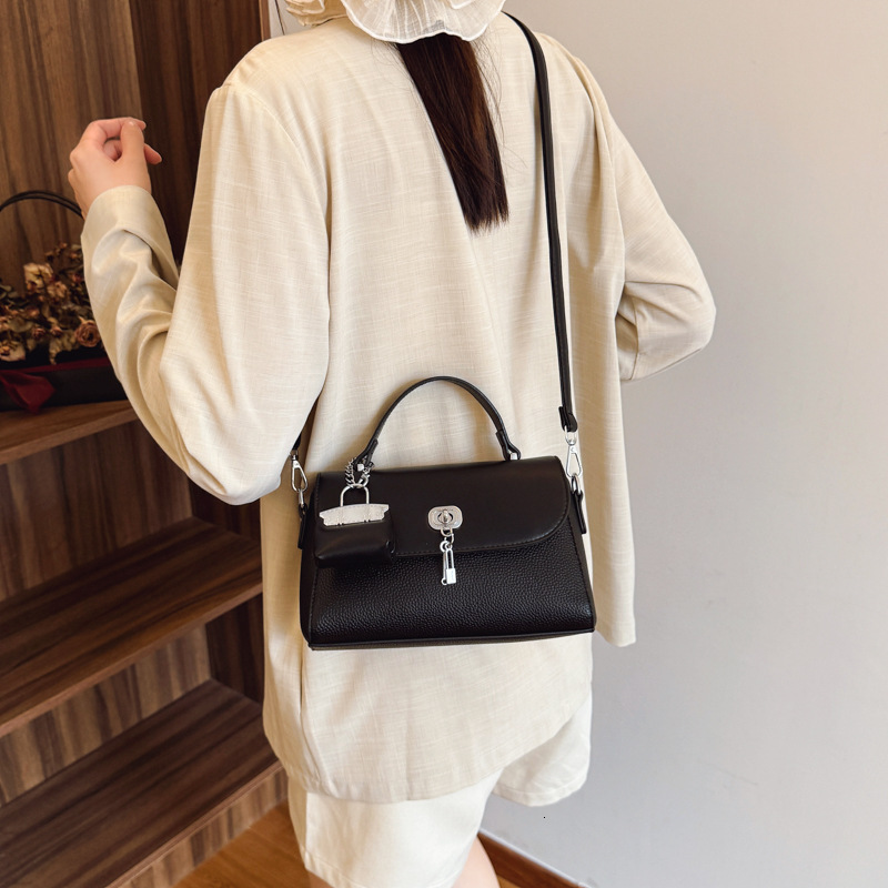 Designer Bag High-end Luxury Bag Fashion Lock Buckle Handbag Messenger Bag For Women 2025 Summer New Vintage Large Capacity Single Shoulder Crossbody 