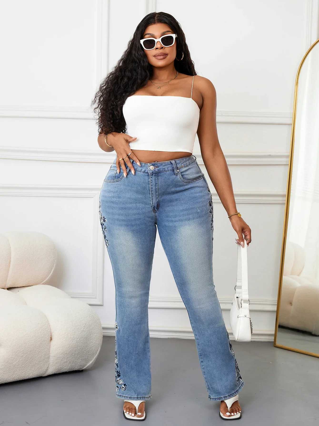 Plus Size Vintage Straight Leg Denim Jeans for Women High Rise Embroidered Floral Pants Curvy Fit Classic Blue Wash BottomsT251013