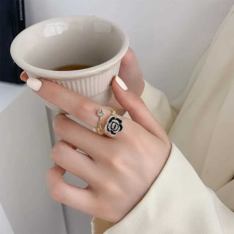 Korean Black Rose Shaped Metal Opening Rings for Woman Girls Fashion Luxury Zircon Adjustable Index Finger Rings Jewelry PartyW251013
