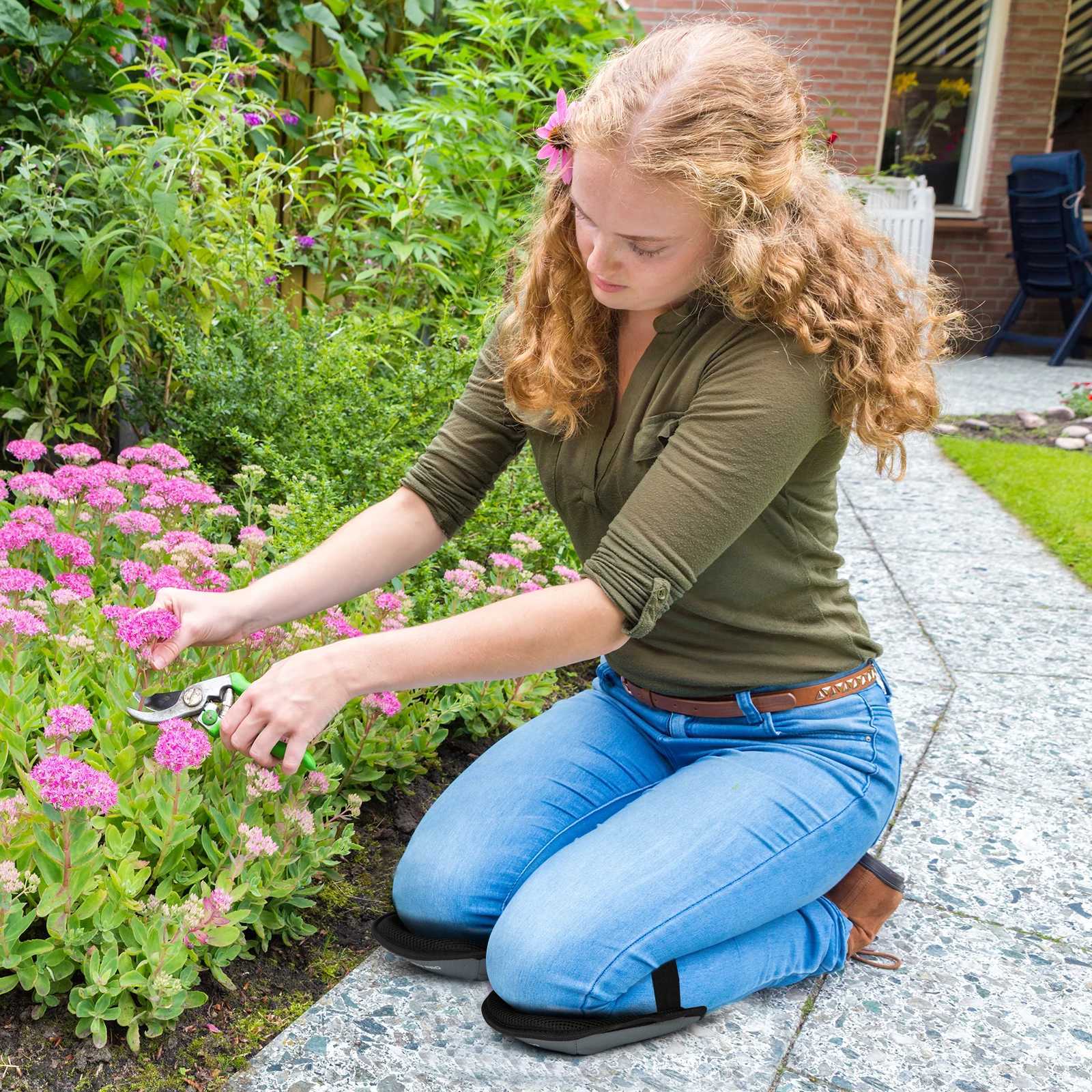 Gardening Knee Pads for Women and Men Lightweight Waterproof Foam Knee Pads and Easy Fit with Adjustable HookandLoop Straps C251013