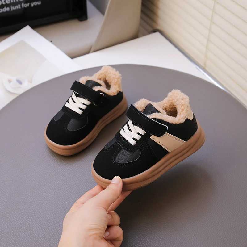 Childrens Velvet Board 2025 AutumnWinter New Sle Boys Casual Girls Fashion Lamb Wool Cotton Shoes 2231 Y251011 XJ260303