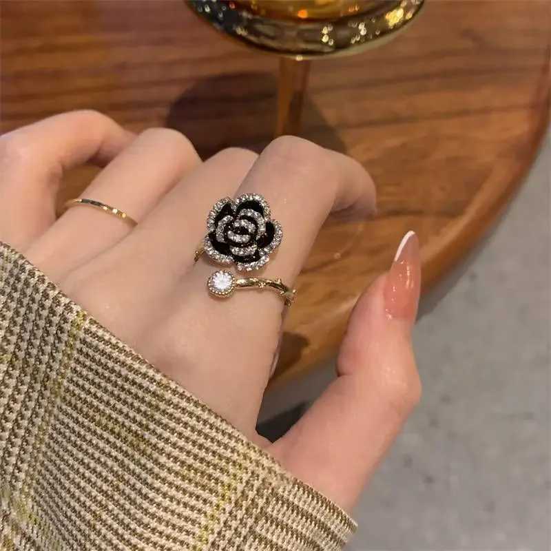 Korean Black Rose Shaped Metal Opening Rings for Woman Girls Fashion Luxury Zircon Adjustable Index Finger Rings Jewelry PartyW251013