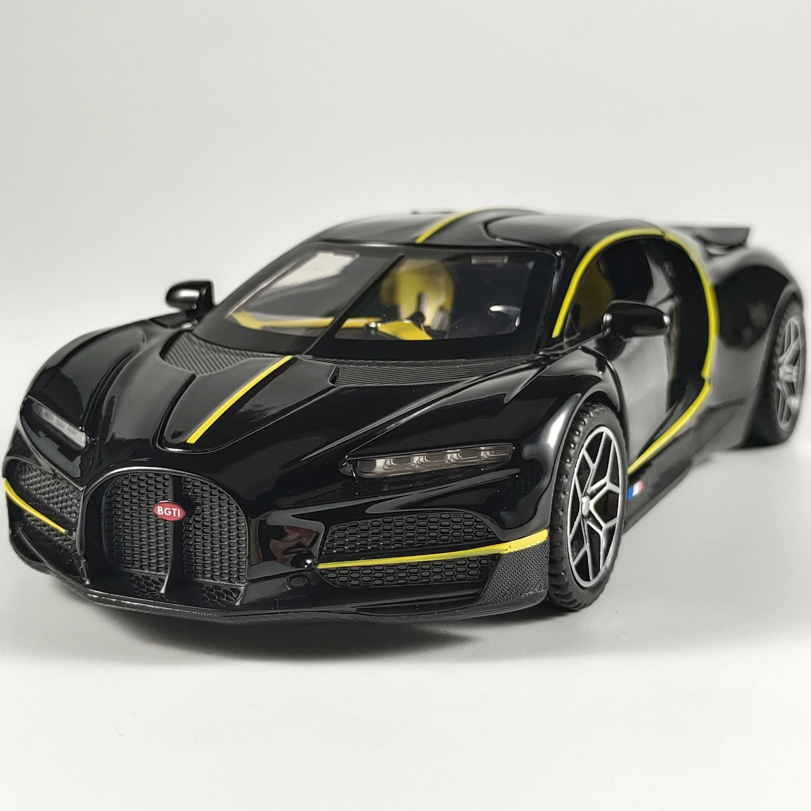 132 Bugatti V16 Supercar Alloy Metal Diecast Model Car Childrens Toys Mini GT Collection Hobbies Birthday Gifts Boy 251011