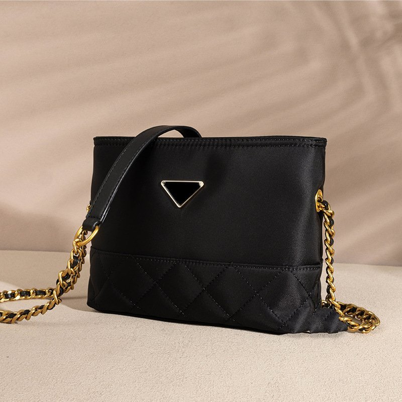Designer free shipping 2025 new fashionable nylon fabric large hot capacity hand-held shoulder crossbody tote bag for women