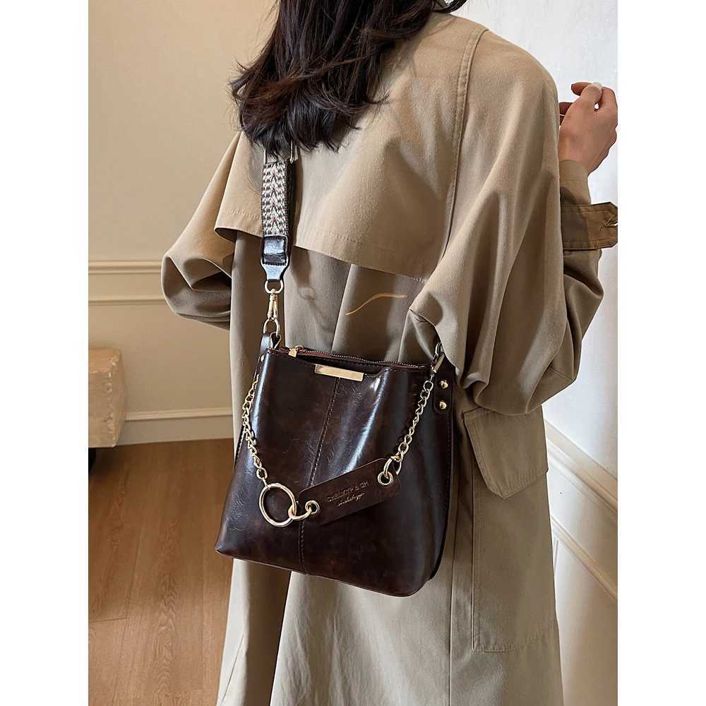 Wen Pu Bucket Bags Solid Soft Leather Messnger Bags Large Capacity Fem Casual Wide Strap Crossbody Pack 2025 New D251014