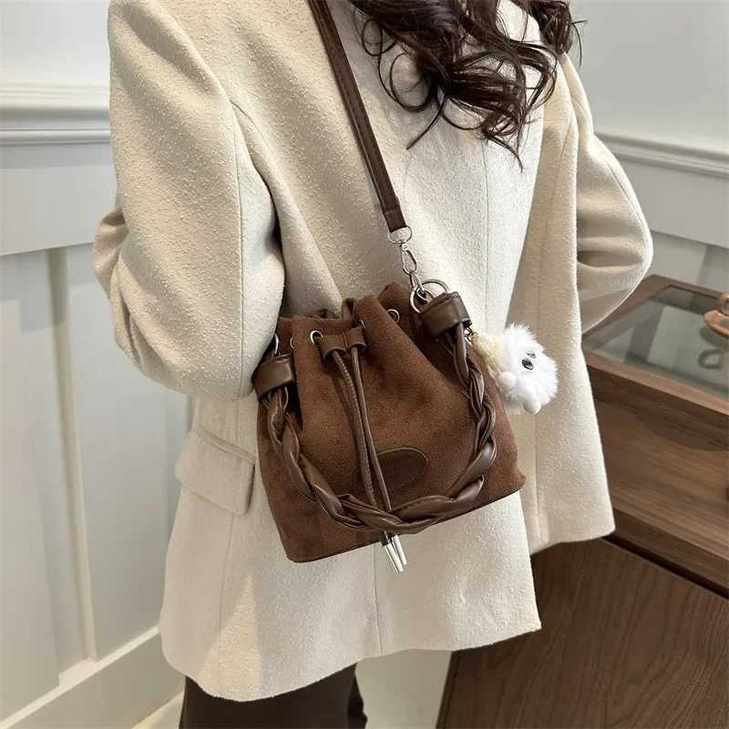 High Quality Trendy Bucket Bag Small Crossbody Handbag Wens Fiable Soft Polyer Single Strap Digging Pocket Interior D251014