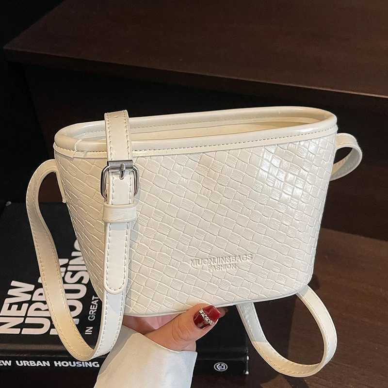 New Product Simple Design Woven Pattern Fiable Bucket Bag Highend Texture Cmuting Versatile Messenger Wens Bag D251014