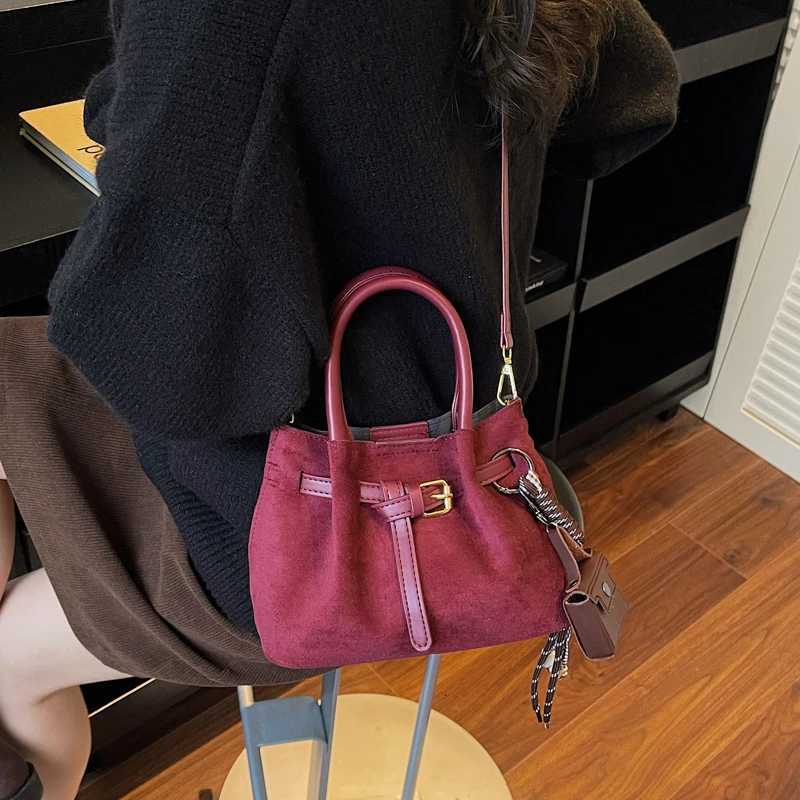 Faux Suede Autumnwinter Solid Color Bucket String Temperament Ladies Bags 2025 Brand New Fi Versatile Crossbody Bags D251014