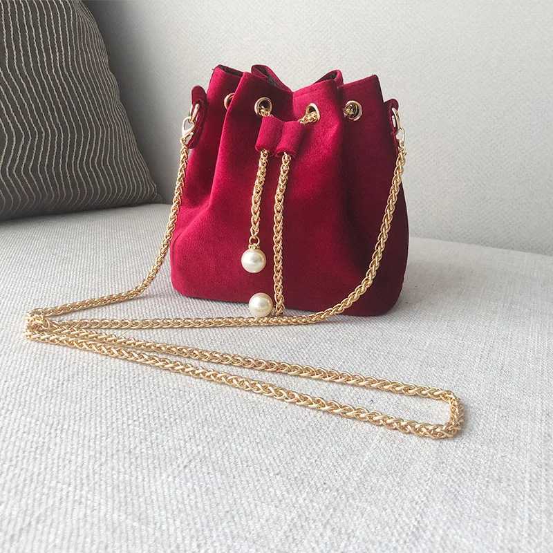 2025 Vintage Sweet Wine Red Veet Wens Crossbody Gold Metal Chain Drstring Bucket Bag Banquet Party Small Cluhes Handbags D251014